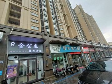 3048学校对面小区门口新装美发店转让